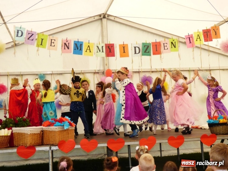 Zdjęcie w galerii na portalu naszraciborz.pl: Szczypta całusów, garść życzliwości niechże powstanie ciasto miłości. Święto rodziny w Nędzy wiadomości z regionu