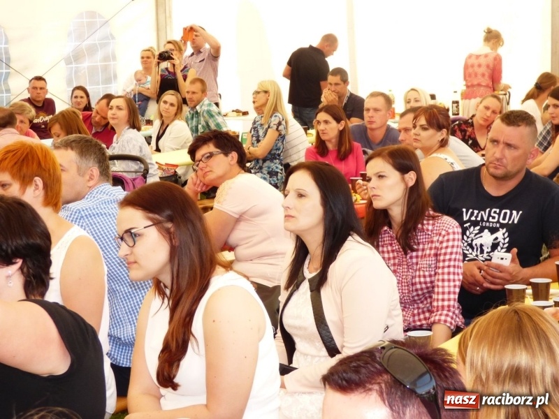 Zdjęcie w galerii na portalu naszraciborz.pl: Szczypta całusów, garść życzliwości niechże powstanie ciasto miłości. Święto rodziny w Nędzy wiadomości z regionu