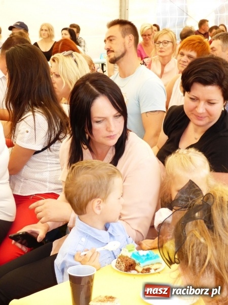 Zdjęcie w galerii na portalu naszraciborz.pl: Szczypta całusów, garść życzliwości niechże powstanie ciasto miłości. Święto rodziny w Nędzy wiadomości z regionu