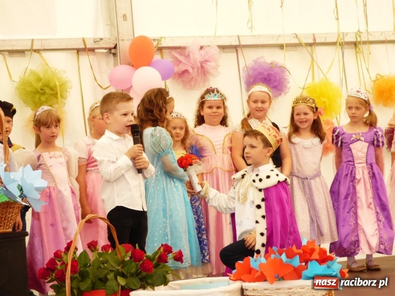 Zdjęcie w galerii na portalu naszraciborz.pl: Szczypta całusów, garść życzliwości niechże powstanie ciasto miłości. Święto rodziny w Nędzy wiadomości z regionu