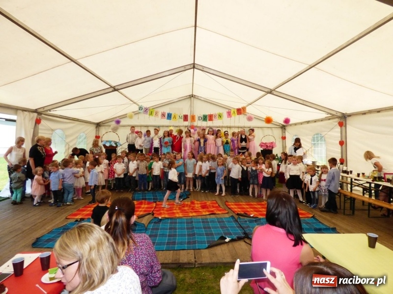 Zdjęcie w galerii na portalu naszraciborz.pl: Szczypta całusów, garść życzliwości niechże powstanie ciasto miłości. Święto rodziny w Nędzy wiadomości z regionu