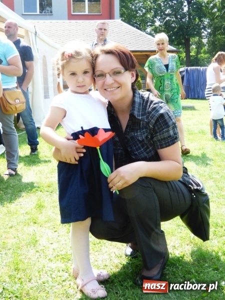 Zdjęcie w galerii na portalu naszraciborz.pl: Szczypta całusów, garść życzliwości niechże powstanie ciasto miłości. Święto rodziny w Nędzy wiadomości z regionu