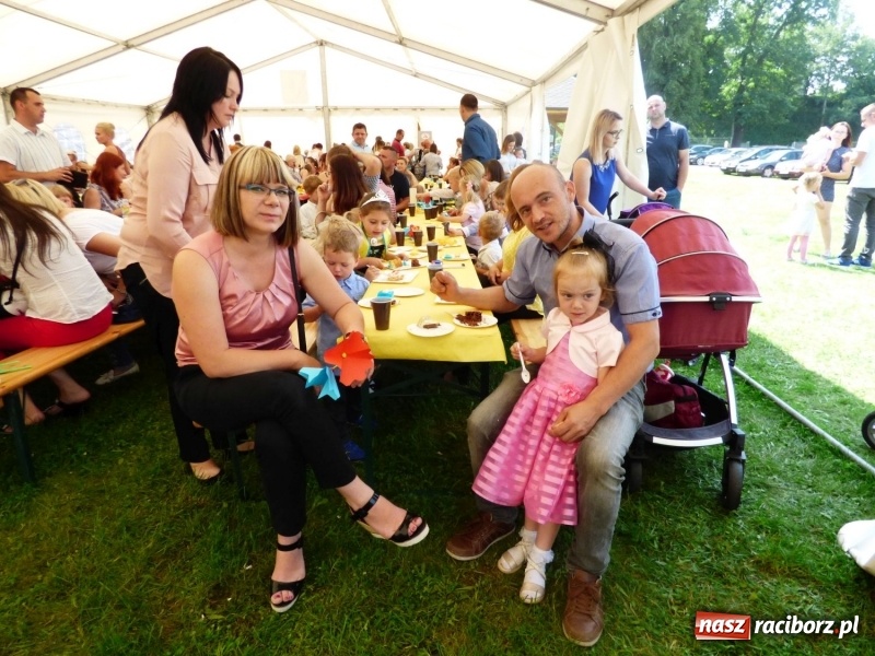 Zdjęcie w galerii na portalu naszraciborz.pl: Szczypta całusów, garść życzliwości niechże powstanie ciasto miłości. Święto rodziny w Nędzy wiadomości z regionu