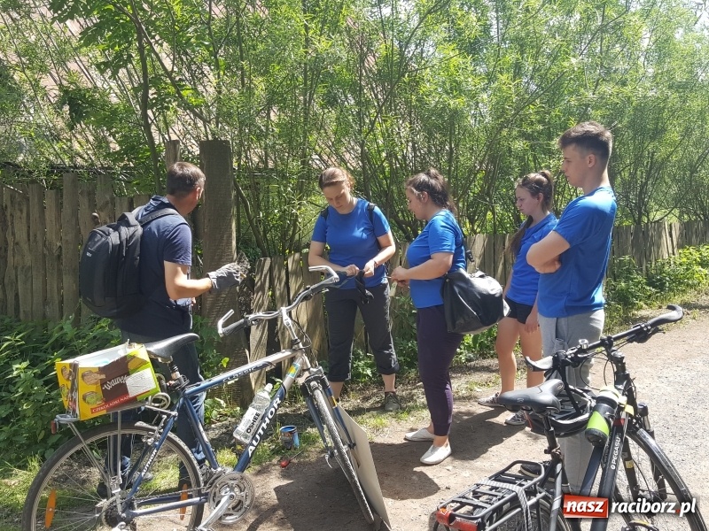 Zdjęcie w galerii na portalu naszraciborz.pl: Studenci PWSZ w Raciborzu rozpoczęli znakowanie Śląsko-Morawskiej Drogi św. Jakuba wiadomości z regionu