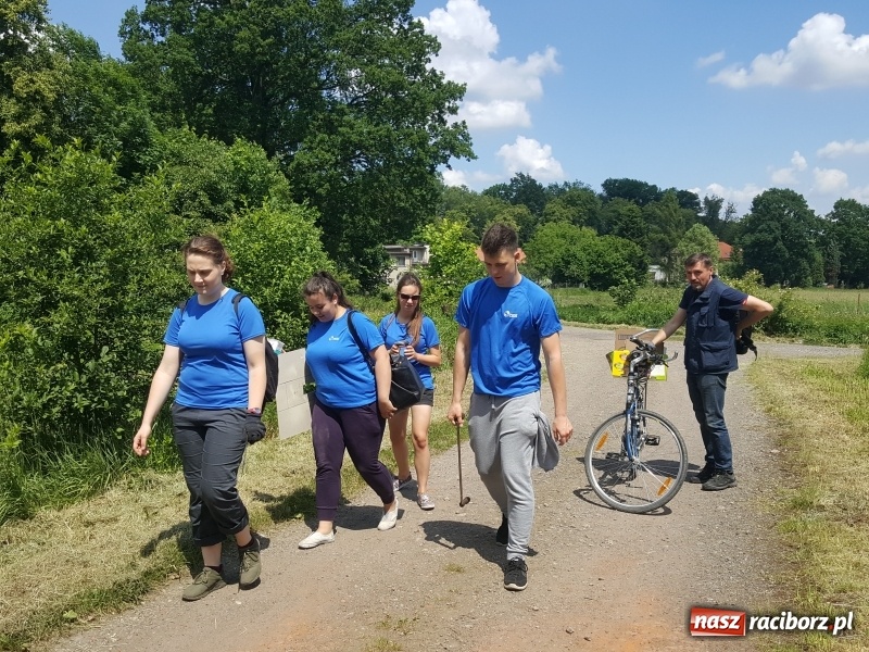 Zdjęcie w galerii na portalu naszraciborz.pl: Studenci PWSZ w Raciborzu rozpoczęli znakowanie Śląsko-Morawskiej Drogi św. Jakuba wiadomości z regionu