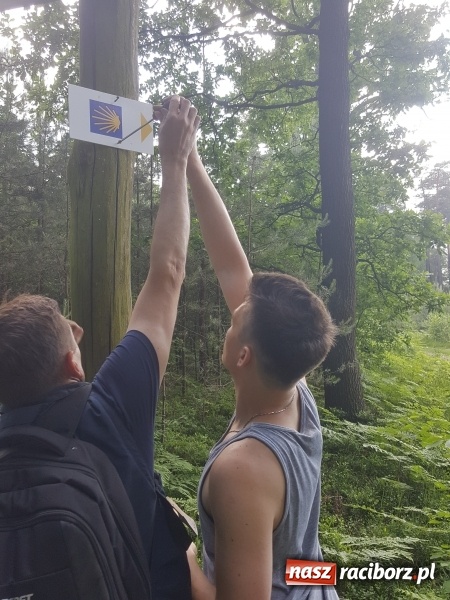 Zdjęcie w galerii na portalu naszraciborz.pl: Studenci PWSZ w Raciborzu rozpoczęli znakowanie Śląsko-Morawskiej Drogi św. Jakuba wiadomości z regionu