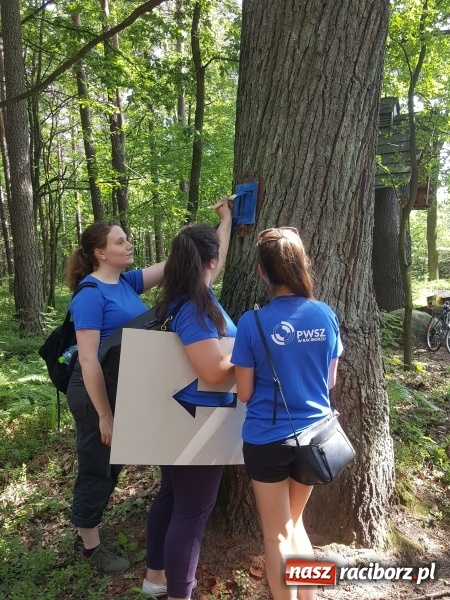 Zdjęcie w galerii na portalu naszraciborz.pl: Studenci PWSZ w Raciborzu rozpoczęli znakowanie Śląsko-Morawskiej Drogi św. Jakuba wiadomości z regionu