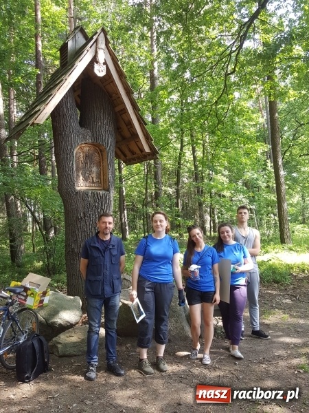 Zdjęcie w galerii na portalu naszraciborz.pl: Studenci PWSZ w Raciborzu rozpoczęli znakowanie Śląsko-Morawskiej Drogi św. Jakuba wiadomości z regionu