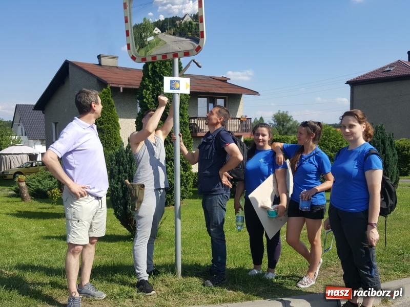 Zdjęcie w galerii na portalu naszraciborz.pl: Studenci PWSZ w Raciborzu rozpoczęli znakowanie Śląsko-Morawskiej Drogi św. Jakuba wiadomości z regionu