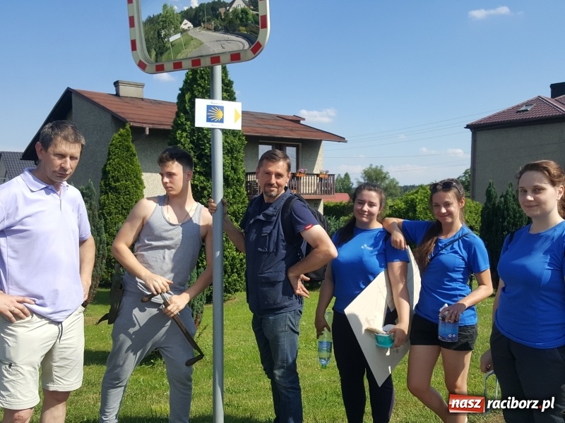 Zdjęcie w galerii na portalu naszraciborz.pl: Studenci PWSZ w Raciborzu rozpoczęli znakowanie Śląsko-Morawskiej Drogi św. Jakuba wiadomości z regionu