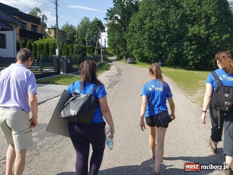 Zdjęcie w galerii na portalu naszraciborz.pl: Studenci PWSZ w Raciborzu rozpoczęli znakowanie Śląsko-Morawskiej Drogi św. Jakuba wiadomości z regionu