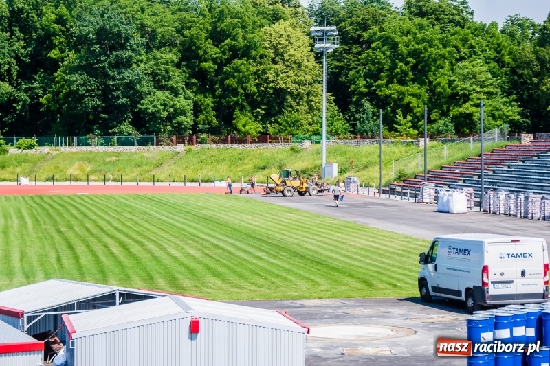 Zdjęcie w galerii na portalu naszraciborz.pl: Na stadionie się czerwieni. Rozpoczęto rozkładanie nawierzchni tartanowej wiadomości z regionu
