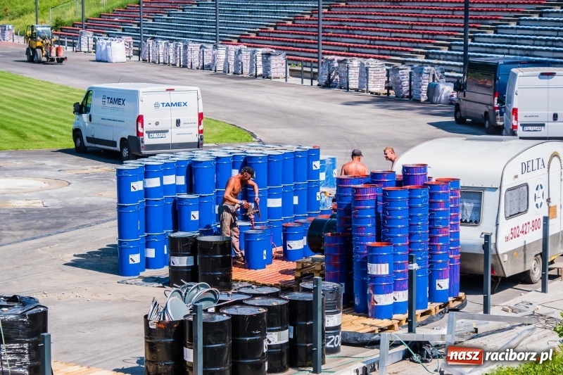 Zdjęcie w galerii na portalu naszraciborz.pl: Na stadionie się czerwieni. Rozpoczęto rozkładanie nawierzchni tartanowej wiadomości z regionu