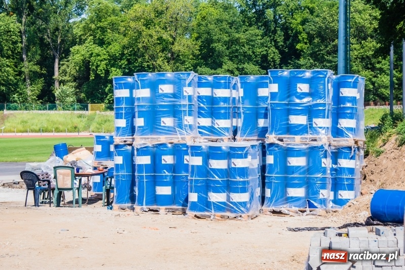 Zdjęcie w galerii na portalu naszraciborz.pl: Na stadionie się czerwieni. Rozpoczęto rozkładanie nawierzchni tartanowej wiadomości z regionu