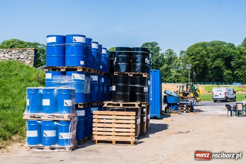 Zdjęcie w galerii na portalu naszraciborz.pl: Na stadionie się czerwieni. Rozpoczęto rozkładanie nawierzchni tartanowej wiadomości z regionu