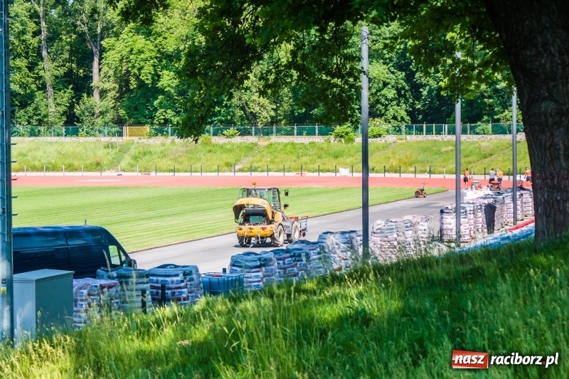 Zdjęcie w galerii na portalu naszraciborz.pl: Na stadionie się czerwieni. Rozpoczęto rozkładanie nawierzchni tartanowej wiadomości z regionu