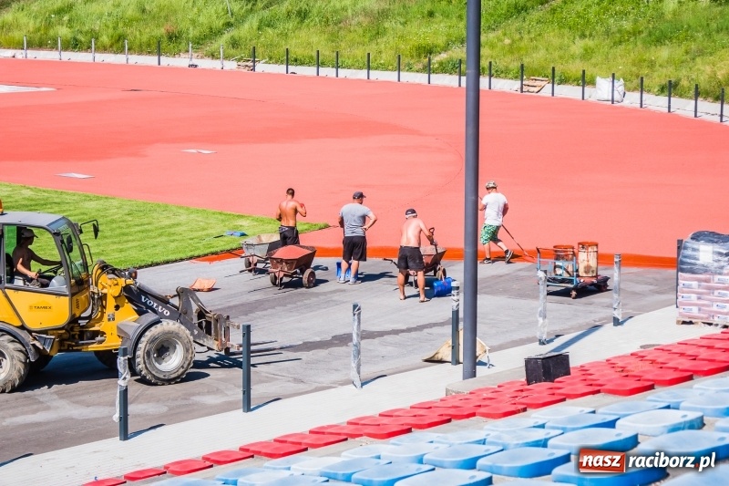 Zdjęcie w galerii na portalu naszraciborz.pl: Na stadionie się czerwieni. Rozpoczęto rozkładanie nawierzchni tartanowej wiadomości z regionu