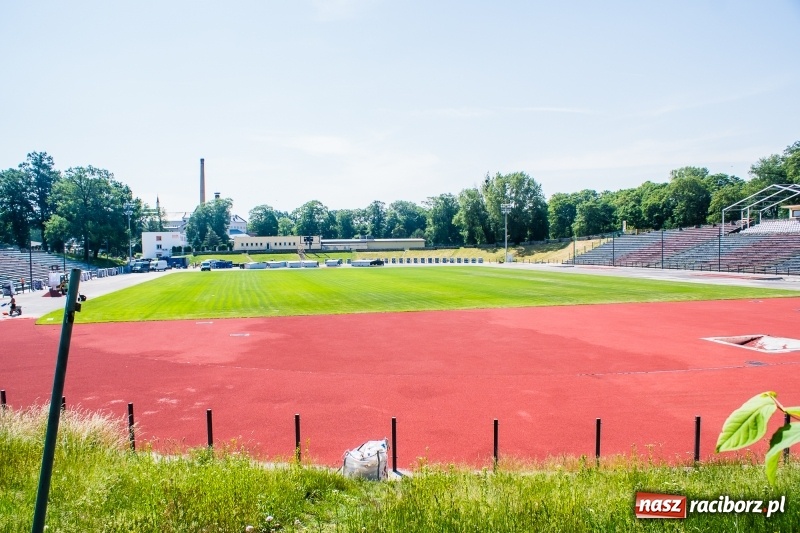Zdjęcie w galerii na portalu naszraciborz.pl: Na stadionie się czerwieni. Rozpoczęto rozkładanie nawierzchni tartanowej wiadomości z regionu
