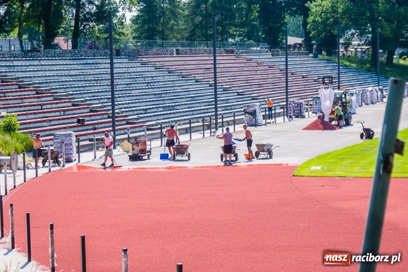 Zdjęcie w galerii na portalu naszraciborz.pl: Na stadionie się czerwieni. Rozpoczęto rozkładanie nawierzchni tartanowej wiadomości z regionu