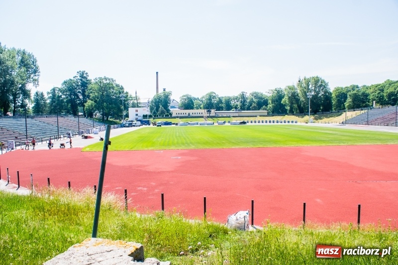 Zdjęcie w galerii na portalu naszraciborz.pl: Na stadionie się czerwieni. Rozpoczęto rozkładanie nawierzchni tartanowej wiadomości z regionu