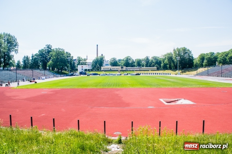 Zdjęcie w galerii na portalu naszraciborz.pl: Na stadionie się czerwieni. Rozpoczęto rozkładanie nawierzchni tartanowej wiadomości z regionu
