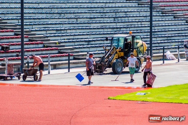 Zdjęcie w galerii na portalu naszraciborz.pl: Na stadionie się czerwieni. Rozpoczęto rozkładanie nawierzchni tartanowej wiadomości z regionu