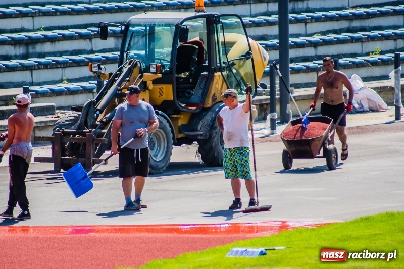 Zdjęcie w galerii na portalu naszraciborz.pl: Na stadionie się czerwieni. Rozpoczęto rozkładanie nawierzchni tartanowej wiadomości z regionu
