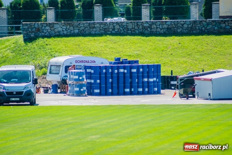 Zdjęcie w galerii na portalu naszraciborz.pl: Na stadionie się czerwieni. Rozpoczęto rozkładanie nawierzchni tartanowej wiadomości z regionu