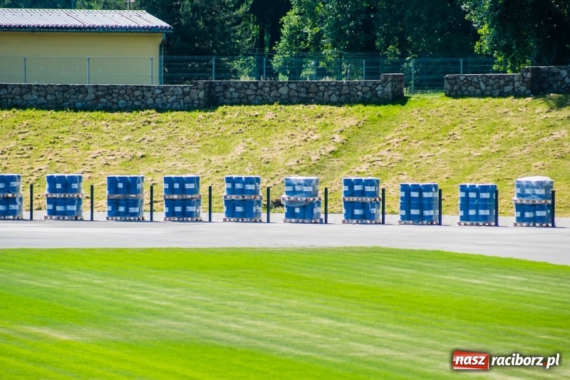Zdjęcie w galerii na portalu naszraciborz.pl: Na stadionie się czerwieni. Rozpoczęto rozkładanie nawierzchni tartanowej wiadomości z regionu