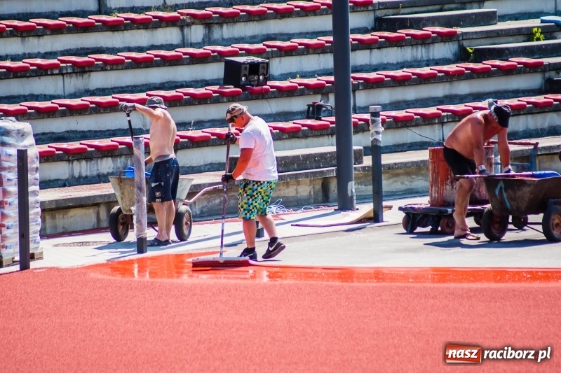Zdjęcie w galerii na portalu naszraciborz.pl: Na stadionie się czerwieni. Rozpoczęto rozkładanie nawierzchni tartanowej wiadomości z regionu