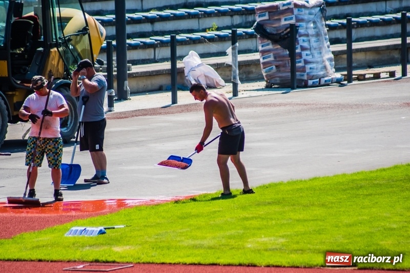 Zdjęcie w galerii na portalu naszraciborz.pl: Na stadionie się czerwieni. Rozpoczęto rozkładanie nawierzchni tartanowej wiadomości z regionu