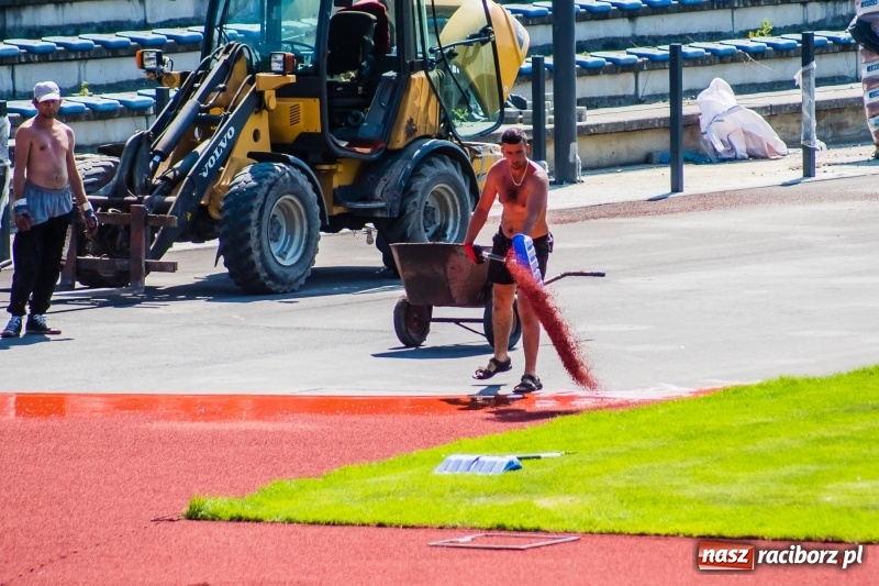 Zdjęcie w galerii na portalu naszraciborz.pl: Na stadionie się czerwieni. Rozpoczęto rozkładanie nawierzchni tartanowej wiadomości z regionu