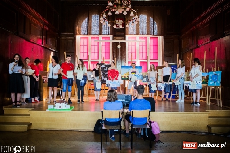 Zdjęcie w galerii na portalu naszraciborz.pl: Uroczyste rozstrzygnięcie powiatowego konkursu plastycznego w I LO wiadomości z regionu