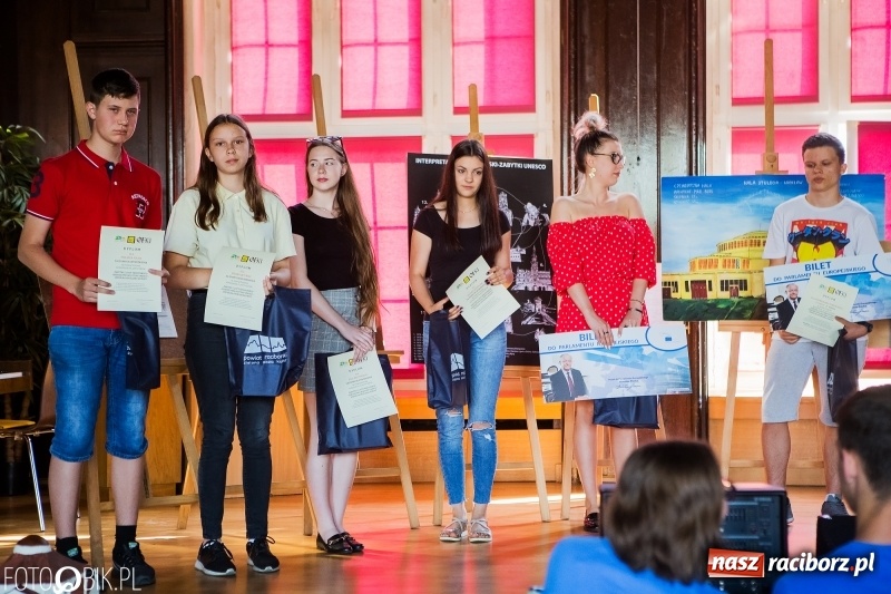 Zdjęcie w galerii na portalu naszraciborz.pl: Uroczyste rozstrzygnięcie powiatowego konkursu plastycznego w I LO wiadomości z regionu