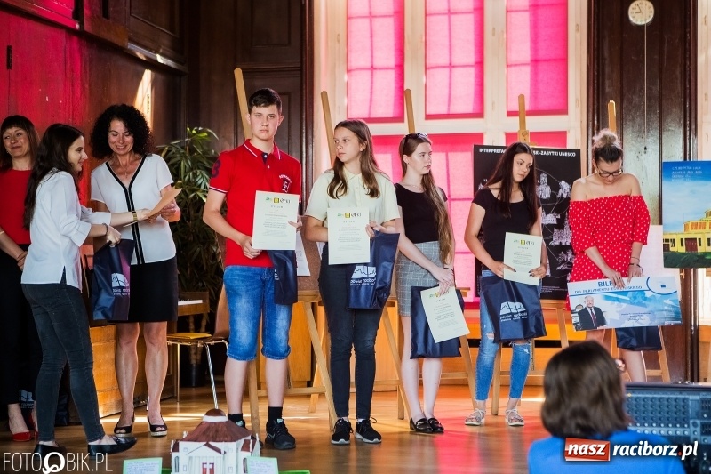 Zdjęcie w galerii na portalu naszraciborz.pl: Uroczyste rozstrzygnięcie powiatowego konkursu plastycznego w I LO wiadomości z regionu