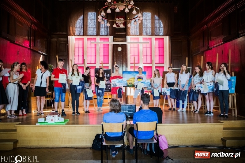 Zdjęcie w galerii na portalu naszraciborz.pl: Uroczyste rozstrzygnięcie powiatowego konkursu plastycznego w I LO wiadomości z regionu