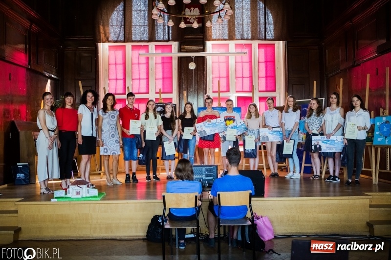 Zdjęcie w galerii na portalu naszraciborz.pl: Uroczyste rozstrzygnięcie powiatowego konkursu plastycznego w I LO wiadomości z regionu