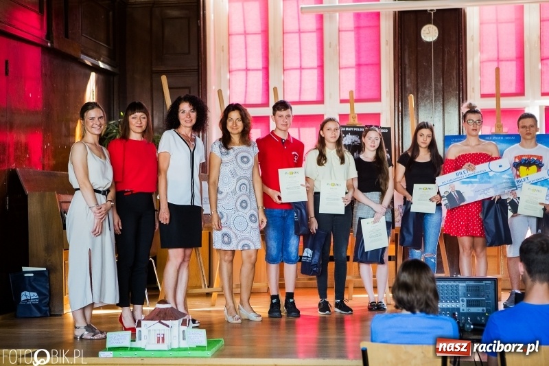 Zdjęcie w galerii na portalu naszraciborz.pl: Uroczyste rozstrzygnięcie powiatowego konkursu plastycznego w I LO wiadomości z regionu