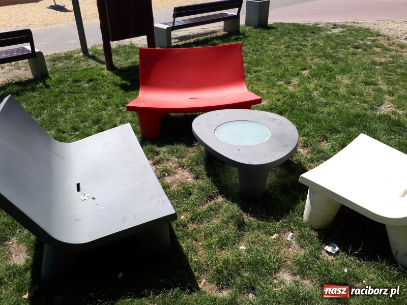 Zdjęcie w galerii na portalu naszraciborz.pl: Plaża miejska w niedzielne popołudnie. Dla gospodarzy nadal trwa zima  wiadomości z regionu