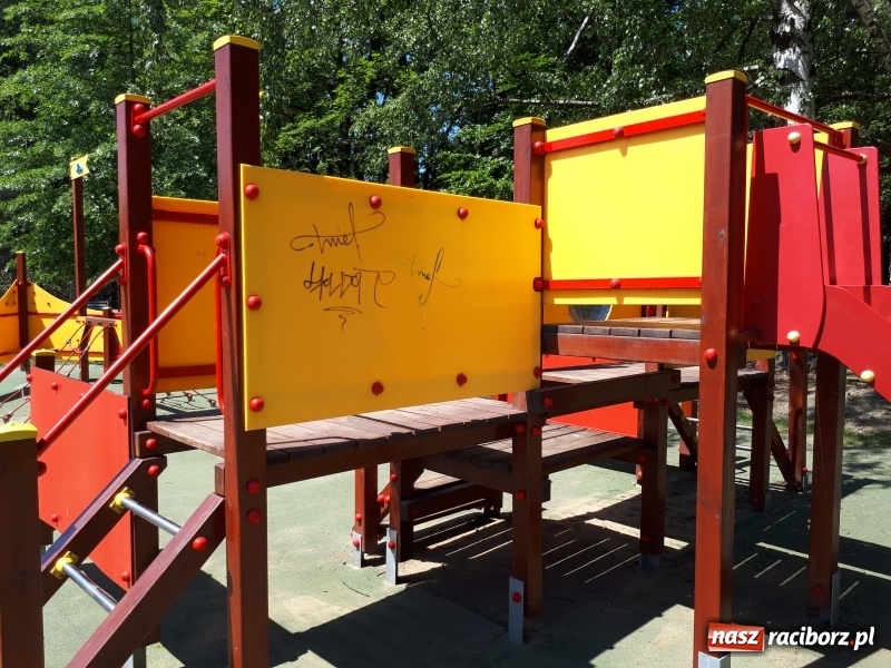 Zdjęcie w galerii na portalu naszraciborz.pl: Plaża miejska w niedzielne popołudnie. Dla gospodarzy nadal trwa zima  wiadomości z regionu