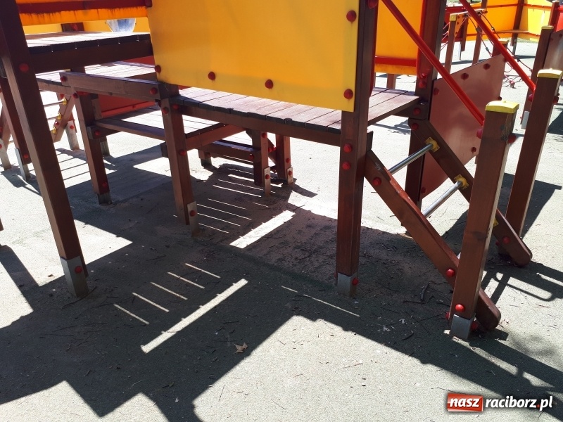 Zdjęcie w galerii na portalu naszraciborz.pl: Plaża miejska w niedzielne popołudnie. Dla gospodarzy nadal trwa zima  wiadomości z regionu