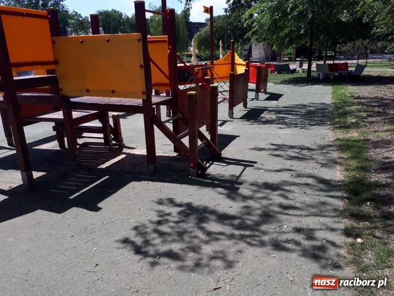 Zdjęcie w galerii na portalu naszraciborz.pl: Plaża miejska w niedzielne popołudnie. Dla gospodarzy nadal trwa zima  wiadomości z regionu