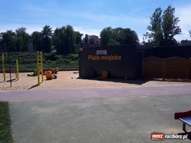 Zdjęcie w galerii na portalu naszraciborz.pl: Plaża miejska w niedzielne popołudnie. Dla gospodarzy nadal trwa zima  wiadomości z regionu