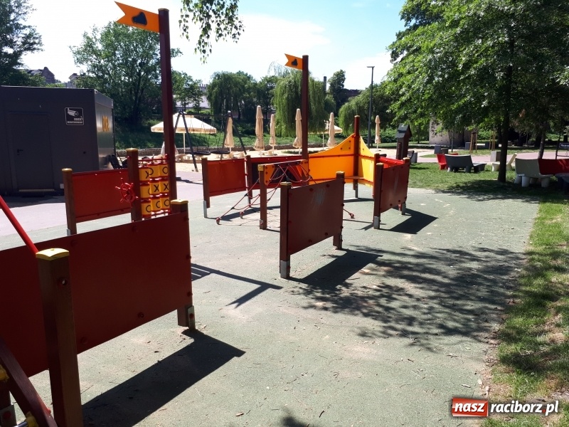 Zdjęcie w galerii na portalu naszraciborz.pl: Plaża miejska w niedzielne popołudnie. Dla gospodarzy nadal trwa zima  wiadomości z regionu