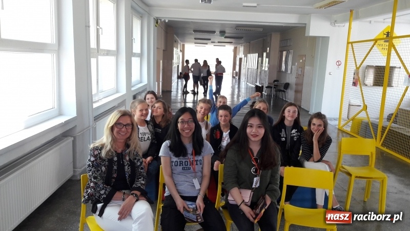 Zdjęcie w galerii na portalu naszraciborz.pl: Wolontariuszki z Kanady gościły w SP 1 na Ostrogu  wiadomości z regionu