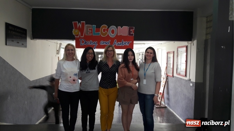 Zdjęcie w galerii na portalu naszraciborz.pl: Wolontariuszki z Kanady gościły w SP 1 na Ostrogu  wiadomości z regionu