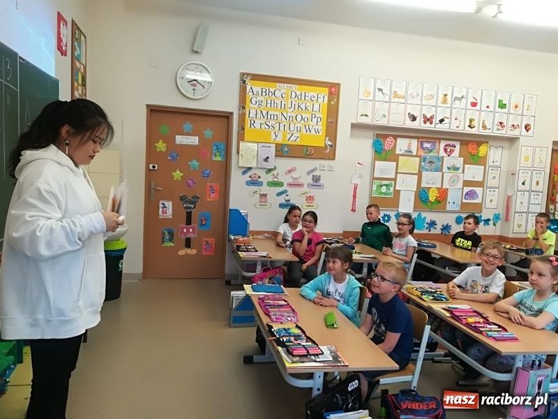 Zdjęcie w galerii na portalu naszraciborz.pl: Wolontariuszki z Kanady gościły w SP 1 na Ostrogu  wiadomości z regionu