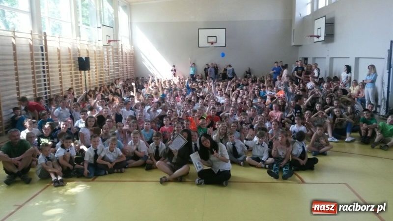 Zdjęcie w galerii na portalu naszraciborz.pl: Wolontariuszki z Kanady gościły w SP 1 na Ostrogu  wiadomości z regionu