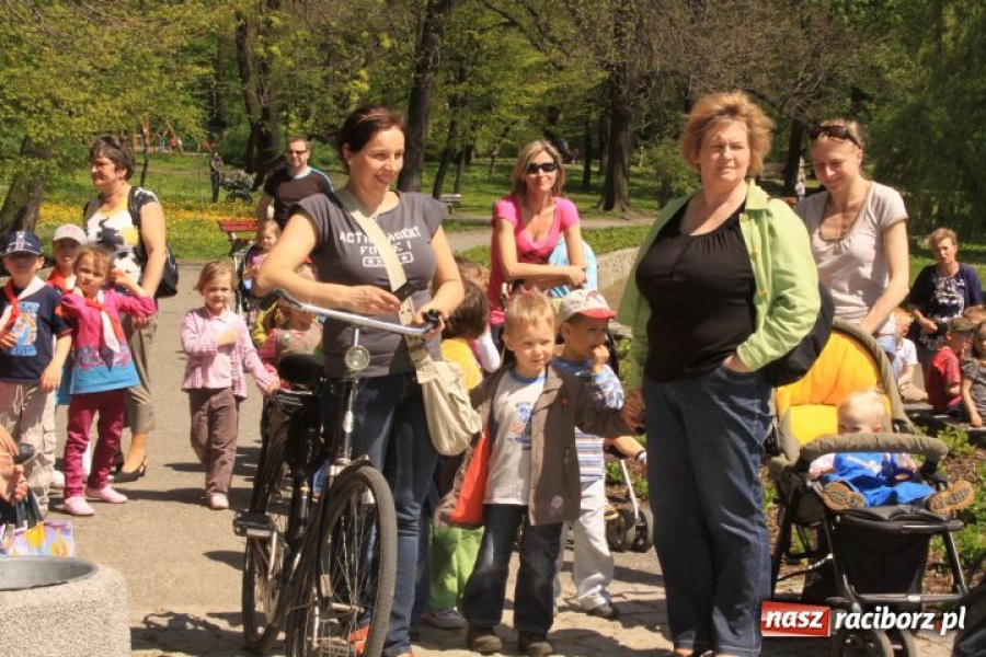 Zdjęcie w galerii na portalu naszraciborz.pl: W parku Roth kolorowo i wesoło wiadomości z regionu