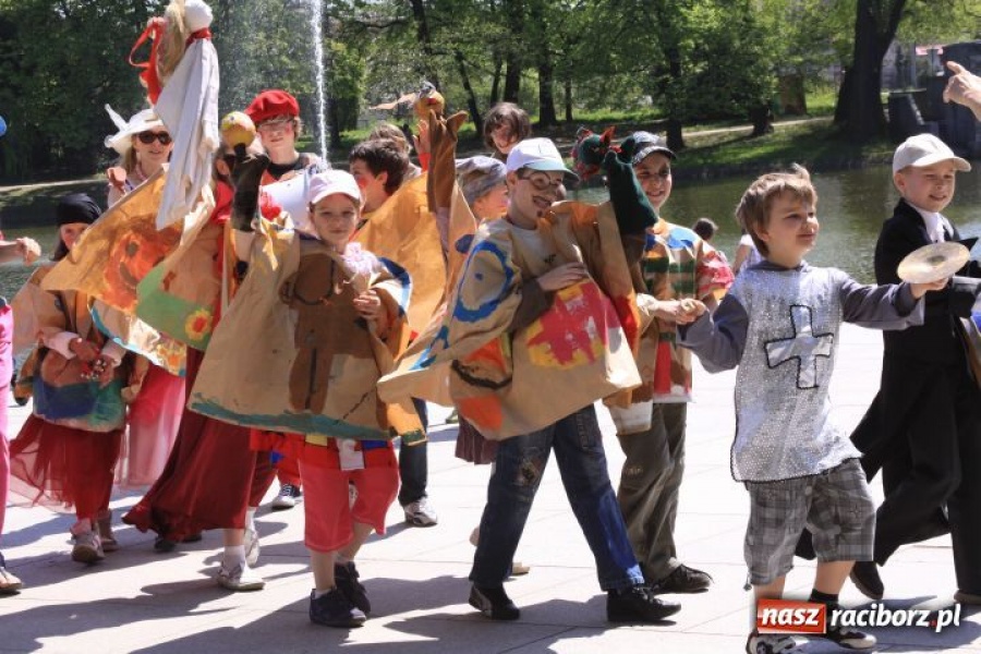 Zdjęcie w galerii na portalu naszraciborz.pl: W parku Roth kolorowo i wesoło wiadomości z regionu